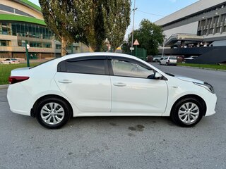 2019 Kia Rio IV, белый, 1020000 рублей, вид 4