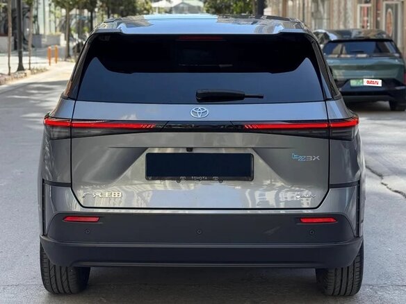 2026 Toyota bZ3X 58.3 kWh, серый, 2730000 рублей - вид 5