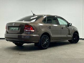 2017 Volkswagen Polo V Рестайлинг, коричневый, 950000 рублей, вид 2