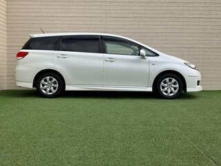 2011 Toyota Wish II, белый, 1045000 рублей, вид 5