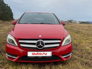 2013 Mercedes-Benz B-Класс 200 II (W246), красный, 999999 рублей, вид 4