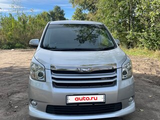 2010 Toyota Noah II (R70), серебристый, 1700000 рублей, вид 3