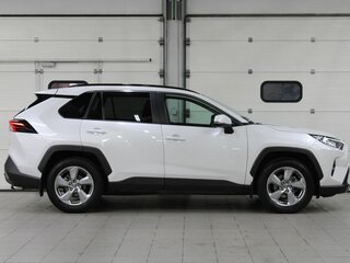 2021 Toyota RAV4 V (XA50), белый, 3187000 рублей, вид 4