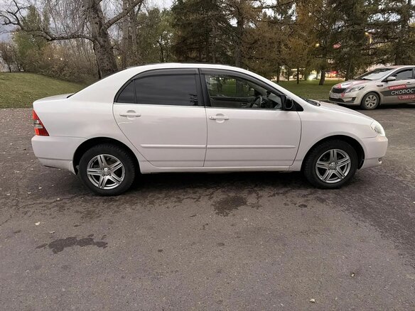 2001 Toyota Corolla Fielder IX (E120, E130), белый, 499900 рублей - вид 3