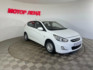 2013 Hyundai Solaris I, белый, 685000 рублей, вид 3