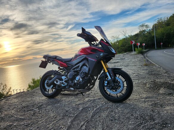 2015 Yamaha MT-09 Tracer (FJ-09), пурпурный, 850000 рублей - вид 1