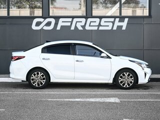 2020 Kia Rio IV, белый, 1699000 рублей, вид 5