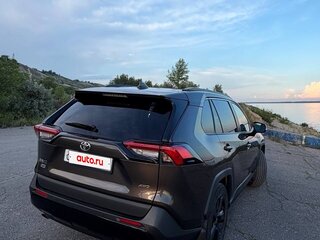 2021 Toyota RAV4 V (XA50), коричневый, 3350000 рублей, вид 3