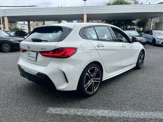 2022 BMW 1 серии 118i III (F40), белый, 1420000 рублей, вид 3