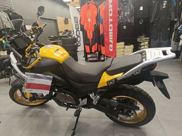 2026 QJMotor SVT 650 X, жёлтый, 729000 рублей - вид 3