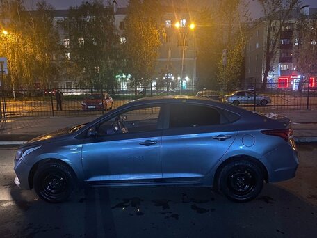 2017 Hyundai Solaris II, серый, 899999 рублей, вид 5
