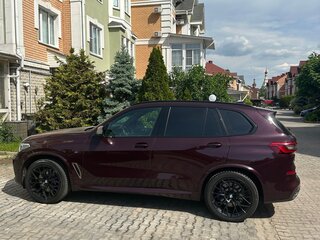 2019 BMW X5 M50i IV (G05/G18), красный, 6900000 рублей, вид 4