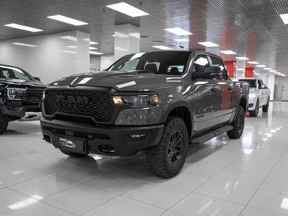 2025 Ram 1500 Crew Cab V Рестайлинг, зелёный, 8490000 рублей - вид 2