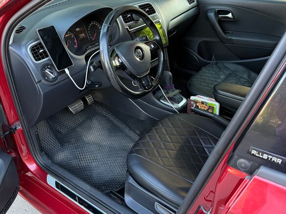 2016 Volkswagen Polo V Рестайлинг, красный, 850000 рублей - вид 8