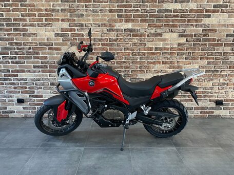 2026 QJMotor SVT 650 X, красный, 729000 рублей, вид 4