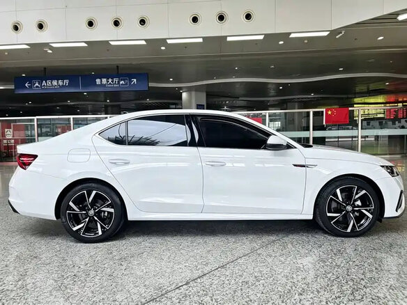 2023 Skoda Octavia IV (A8), белый, 2280000 рублей - вид 4