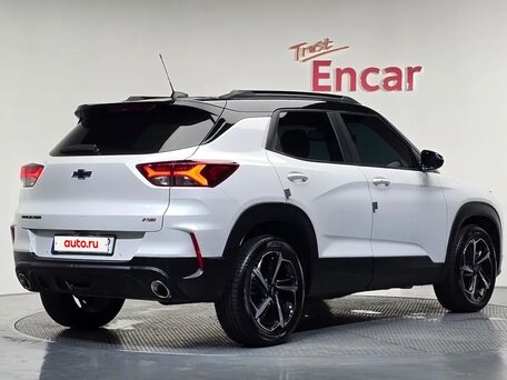 2023 Chevrolet TrailBlazer III Рестайлинг, белый, 1600000 рублей, вид 4