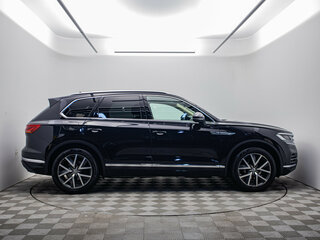 2019 Volkswagen Touareg III, чёрный, 4748000 рублей, вид 4