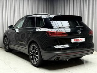 2019 Volkswagen Touareg III, чёрный, 4249000 рублей, вид 4