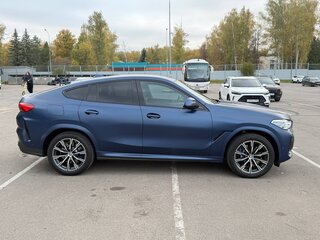 2021 BMW X6 40i III (G06), синий, 7499000 рублей, вид 4
