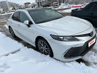 2022 Toyota Camry VIII (XV70) Рестайлинг, белый, 3500000 рублей, вид 4