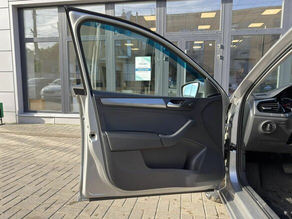 2022 Volkswagen Polo VI, серебристый, 1710000 рублей - вид 4