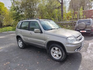 2011 Chevrolet Niva I Рестайлинг, серебристый, 415000 рублей, вид 3