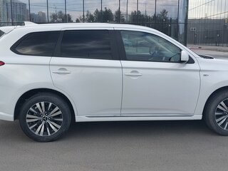 2022 Mitsubishi Outlander III Рестайлинг 3, белый, 2600000 рублей, вид 2