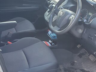 2013 Toyota Wish II Рестайлинг, серебристый, 1555000 рублей, вид 1