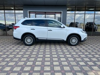 2021 Mitsubishi Outlander III Рестайлинг 3, белый, 2020000 рублей, вид 4