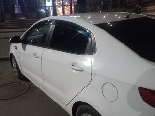 2017 Kia Rio III Рестайлинг, белый, 999999 рублей, вид 3