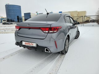 2021 Kia Rio IV Рестайлинг, серый, 1550000 рублей, вид 4