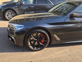 2018 BMW 5 серии M550i xDrive VII (G30/G31/G38), серый, 6500000 рублей, вид 4