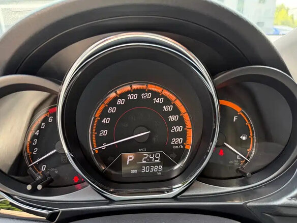 2023 Toyota Yaris XP150 Рестайлинг 2, белый, 1430177 рублей - вид 4