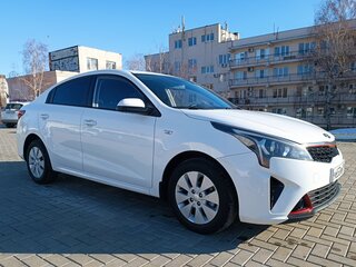 2021 Kia Rio IV Рестайлинг, белый, 1580000 рублей, вид 2