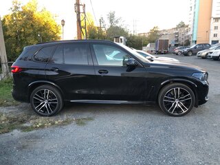 2020 BMW X5 40i IV (G05/G18), чёрный, 9000000 рублей, вид 4