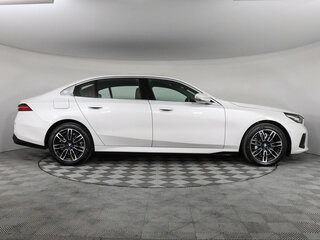 2025 BMW 5 серии Long 530Li xDrive VIII (G60/G61/G68), белый, 9920000 рублей, вид 3