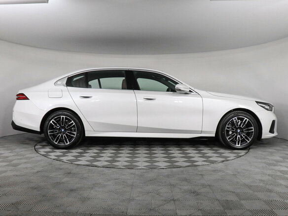 2025 BMW 5 серии Long 530Li xDrive VIII (G60/G61/G68), белый, 9900000 рублей - вид 2