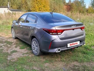 2021 Kia Rio IV Рестайлинг, серый, 1390000 рублей, вид 4