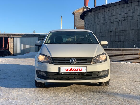 2017 Volkswagen Polo V Рестайлинг, белый, 1100000 рублей - вид 1