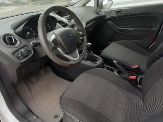 2015 Ford Fiesta Mk6 Рестайлинг, белый, 720000 рублей, вид 2