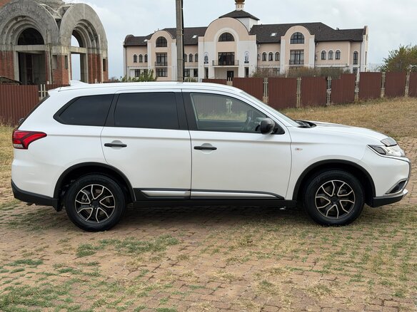 2017 Mitsubishi Outlander III Рестайлинг 2, белый, 1595000 рублей - вид 5
