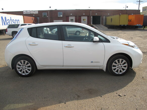2015 Nissan Leaf (EM61) I (ZE0/AZE0), белый - вид 2