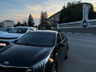 2020 Kia Rio IV Рестайлинг, чёрный, 1750000 рублей, вид 1