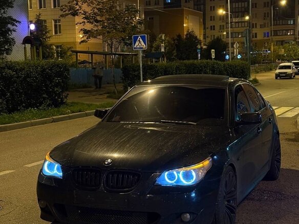 2003 BMW 5 серии 545i V (E60/E61), чёрный - вид 3