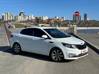 2016 Kia Rio III Рестайлинг, белый, 1300000 рублей, вид 3