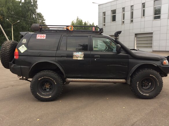 1998 Mitsubishi Montero Sport I, чёрный - вид 4