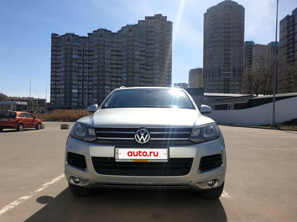 2013 Volkswagen Touareg II, серебристый, 2670000 рублей - вид 1
