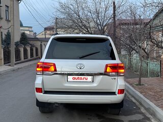 2021 Toyota Land Cruiser 200 Series Рестайлинг 2, белый, 10500000 рублей, вид 3