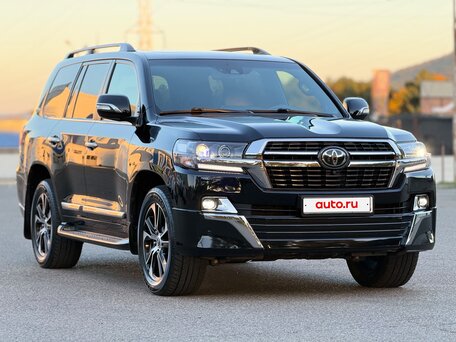 2020 Toyota Land Cruiser 200 Series Рестайлинг 2, чёрный, 8199000 рублей, вид 3